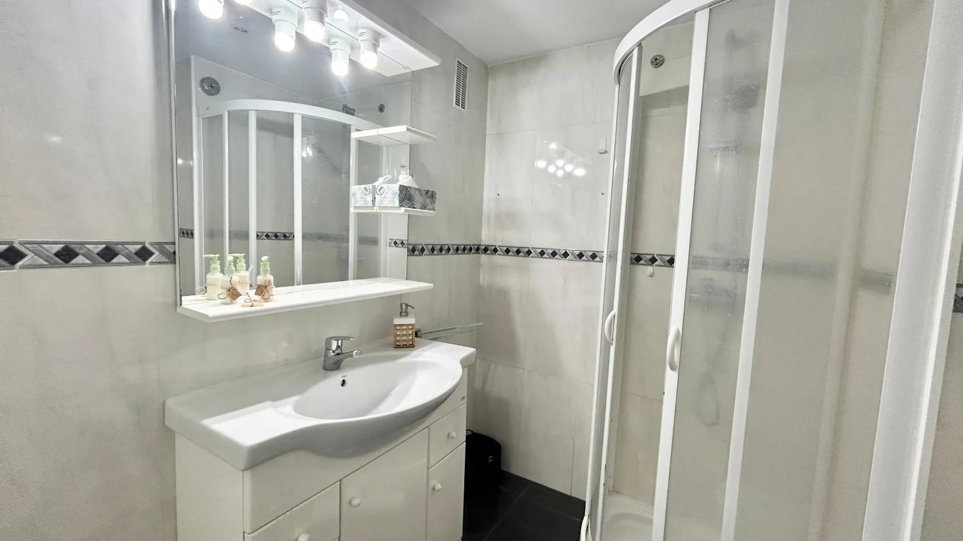 Marbella Beachside Apartment - 1 Min Walk To Beach