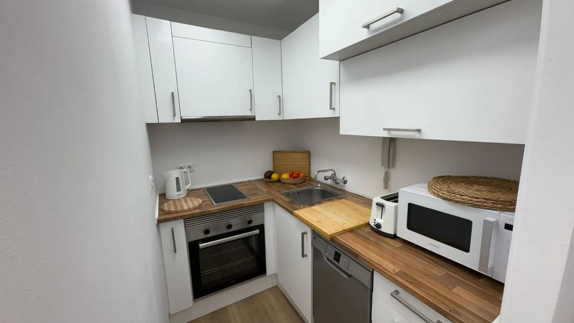 Marbella Beachside Apartment - 1 Min Walk To Beach