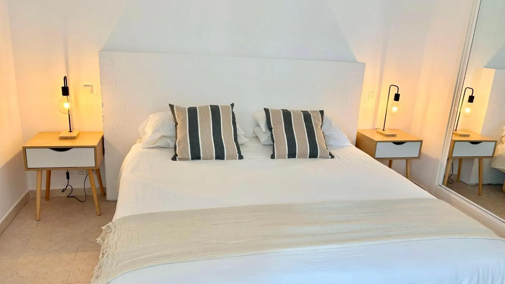 Marbella Beachside Apartment - 1 Min Walk To Beach location