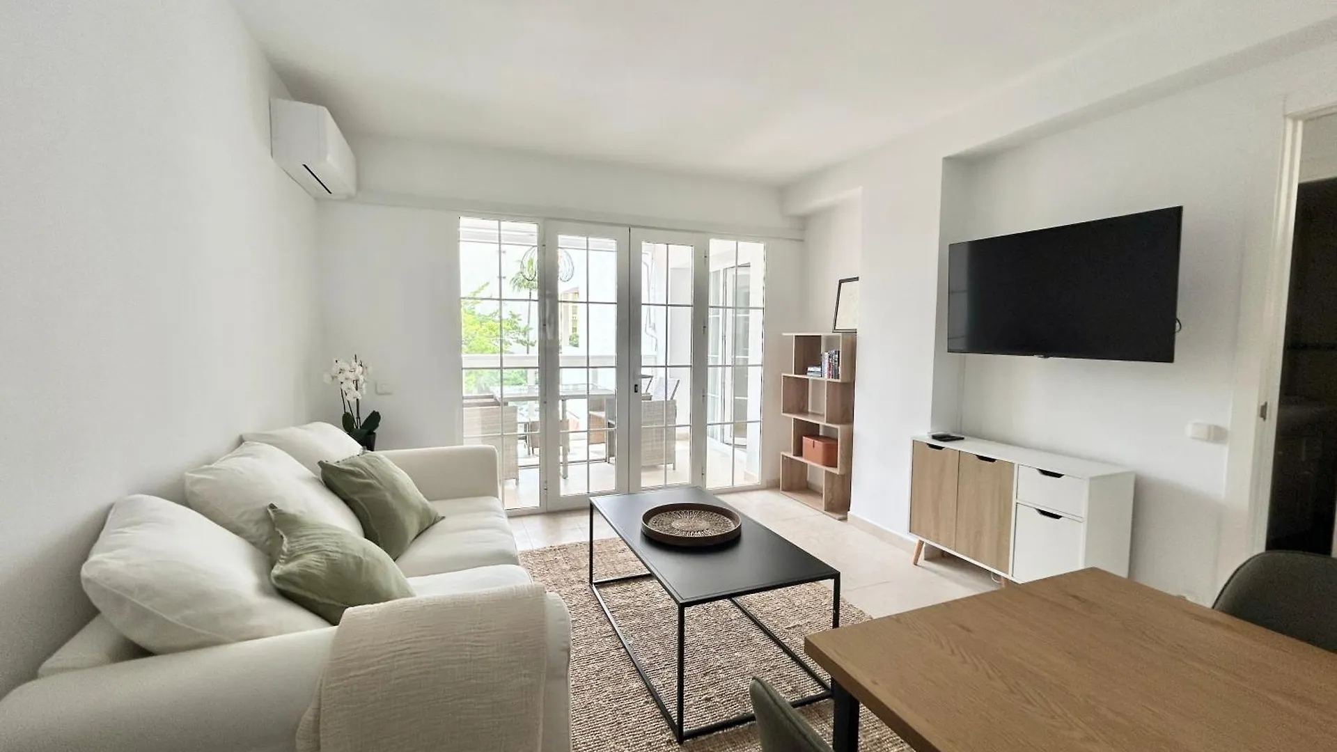 Marbella Beachside Apartment - 1 Min Walk To Beach